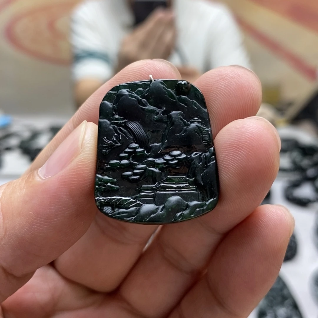 翡翠未镶嵌颈饰山水