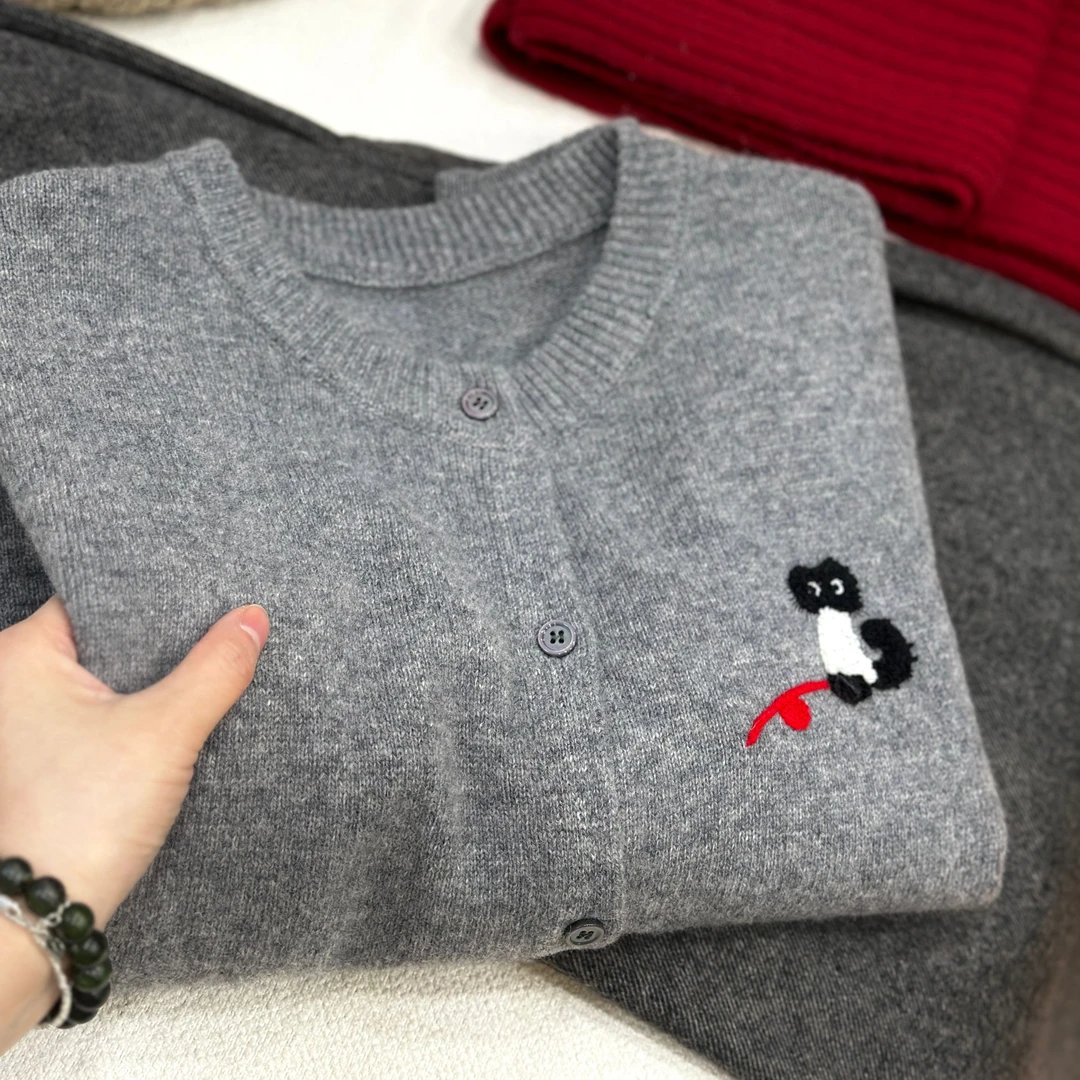 纯羊毛刺绣圆领叠穿新年战袍打底秋冬休闲宽松保暖卡通外穿