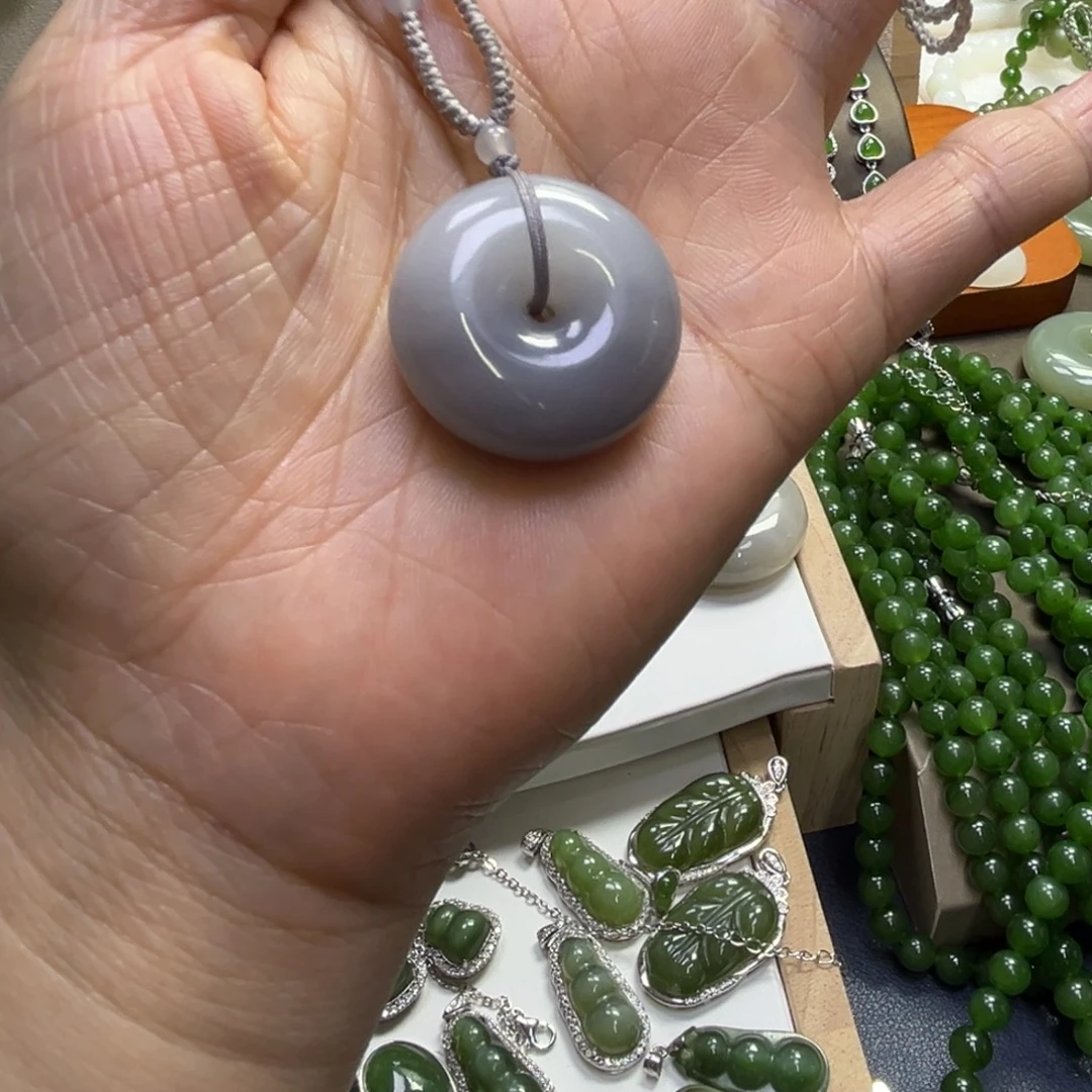 小****和田玉未镶嵌颈饰