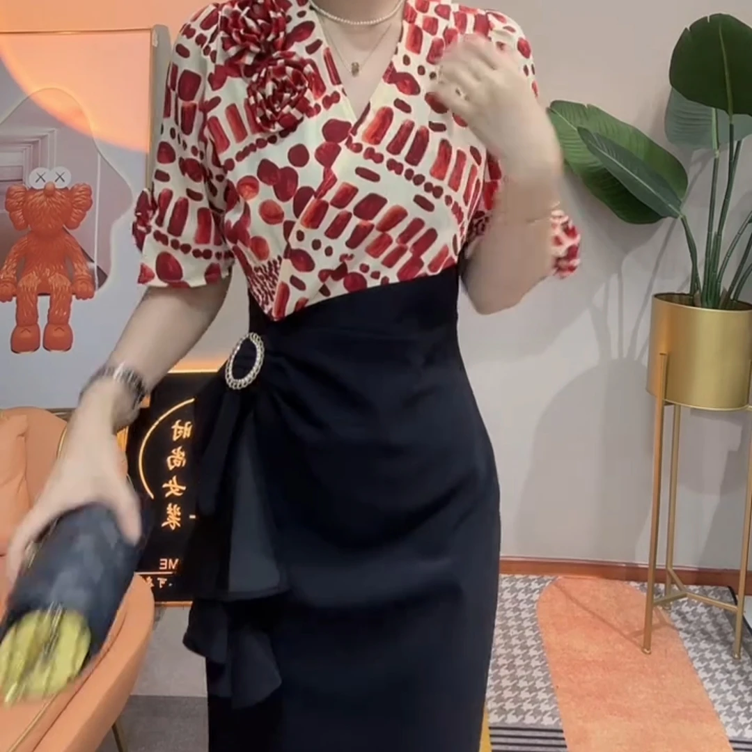 夏季新款气质碎花显瘦高级拼接法式黑色遮肉小众v领连衣裙裙子