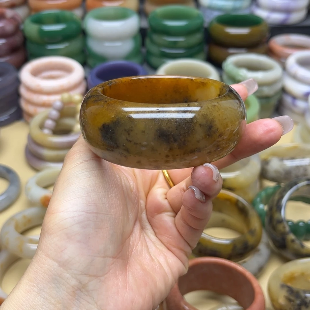 石英质玉手镯未镶嵌闹****子不退