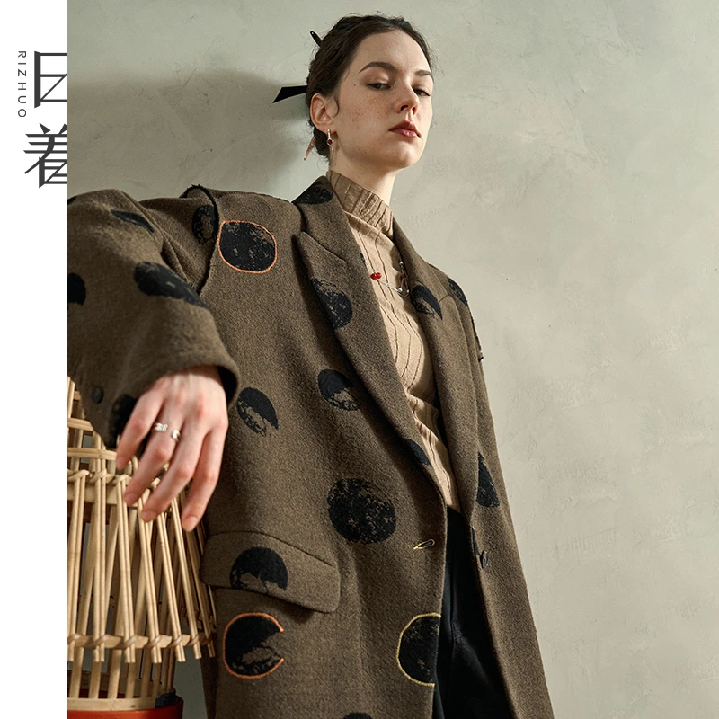 日着趣雪怪棕羊毛提花西装毛呢外套女2025秋款中长款上衣RD8722D1