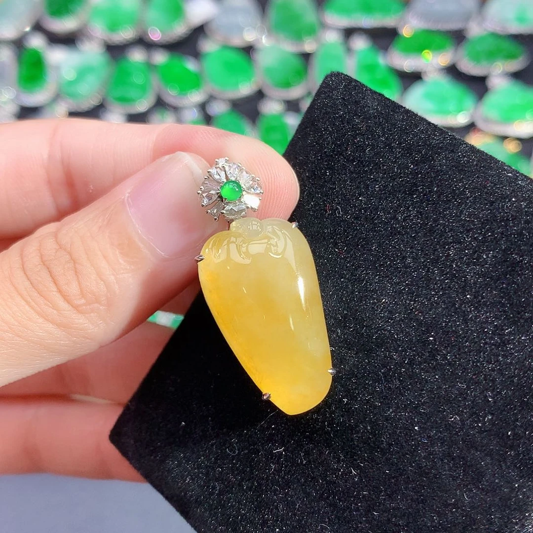 颈饰18K金镶嵌翡翠