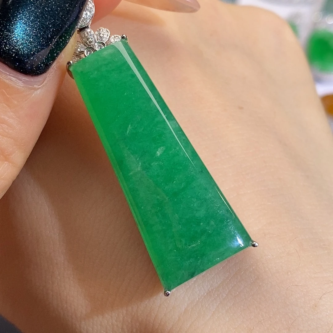 翡翠未镶嵌颈饰无事牌