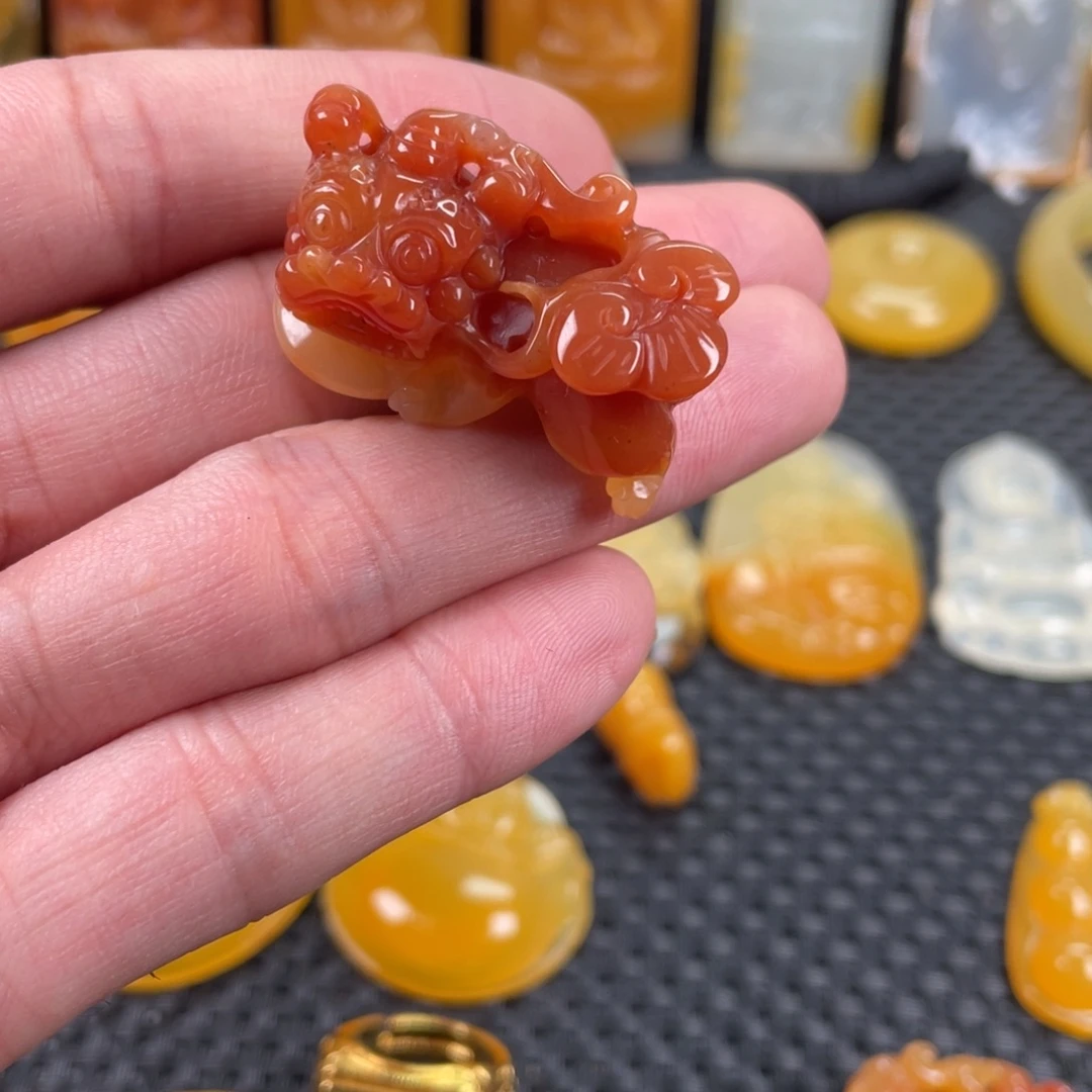 石英质玉（黄龙玉）未镶嵌颈饰