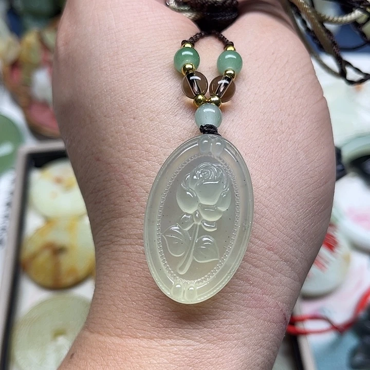 蛇纹石玉未镶嵌颈饰