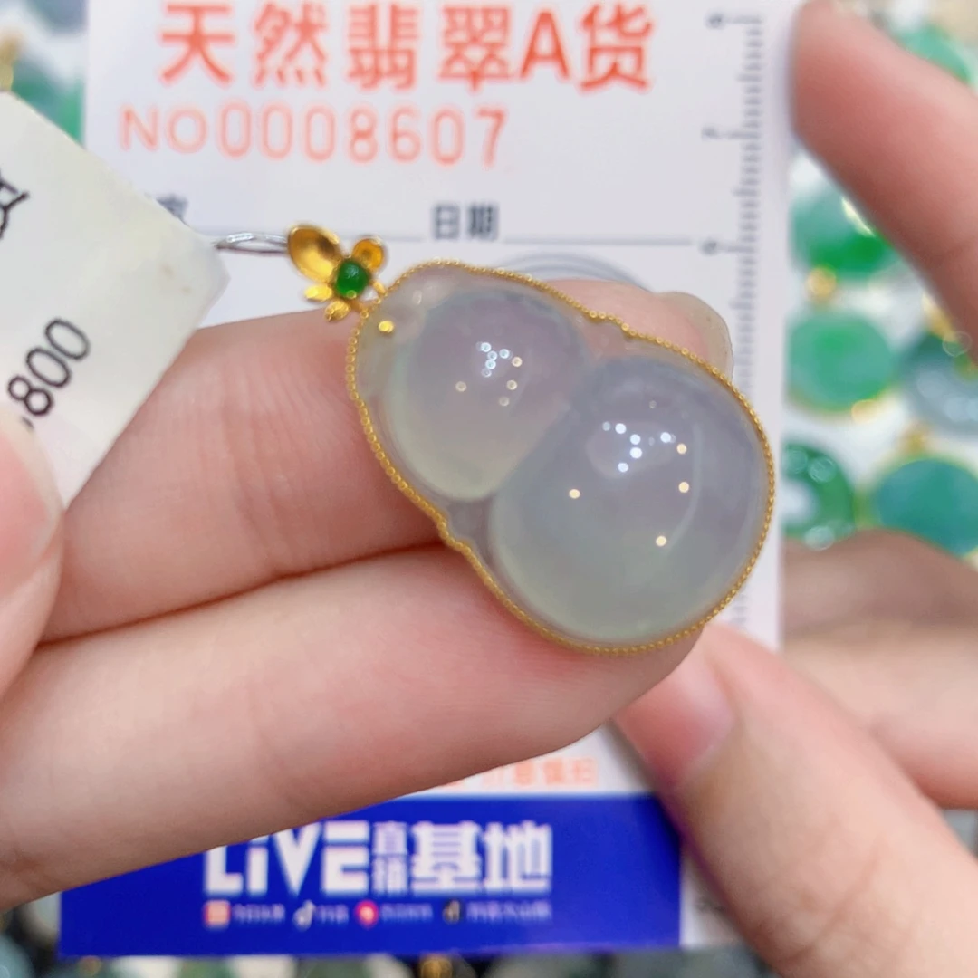 翡翠18K金镶嵌颈饰葫芦
