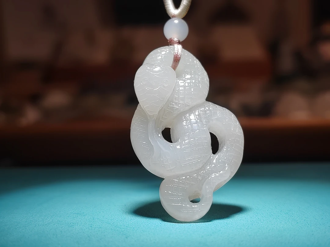 和田玉青海料藕粉玉蛇挂件灵蛇献瑞吊坠锁骨链毛衣链国风首饰礼物