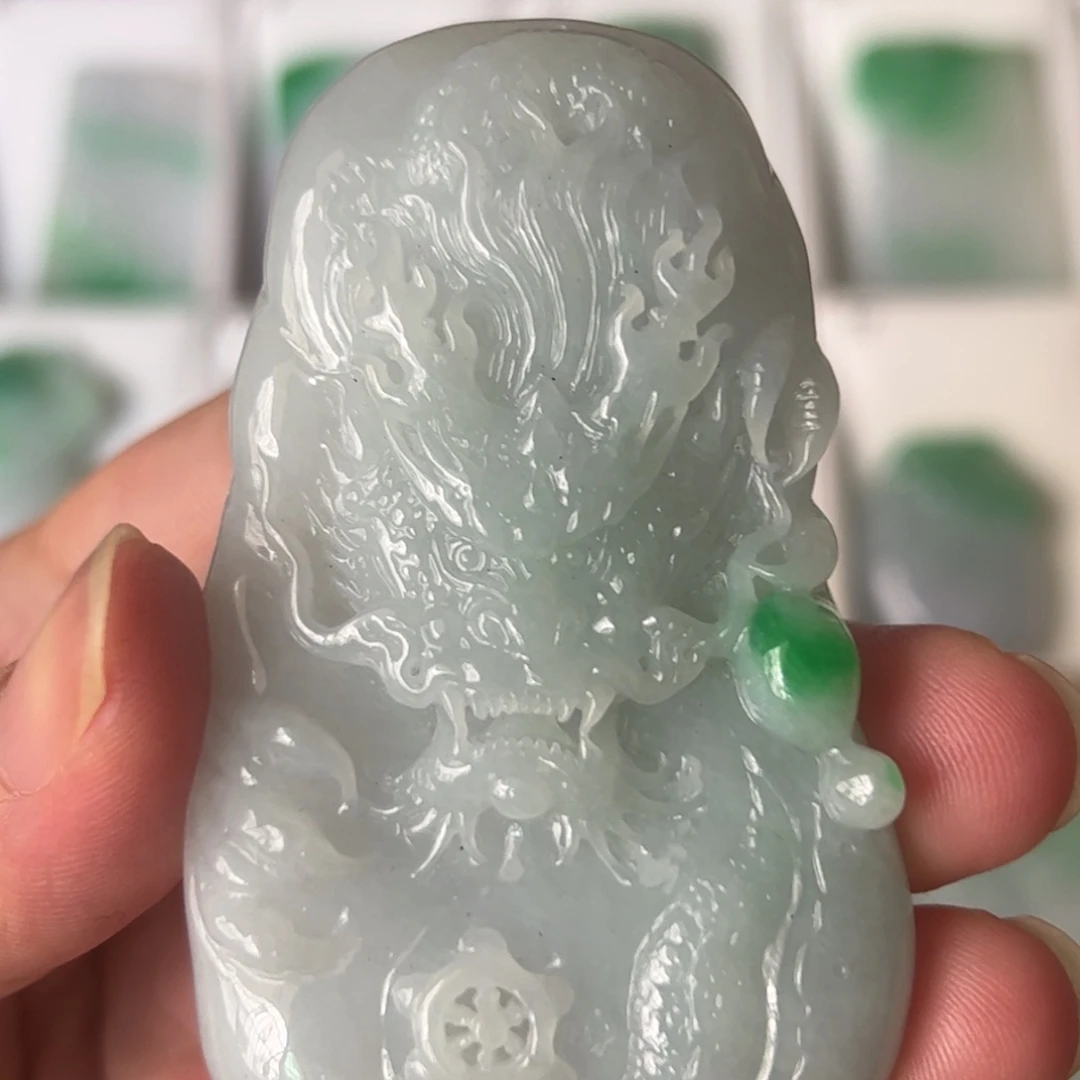 翡翠未镶嵌颈饰龙