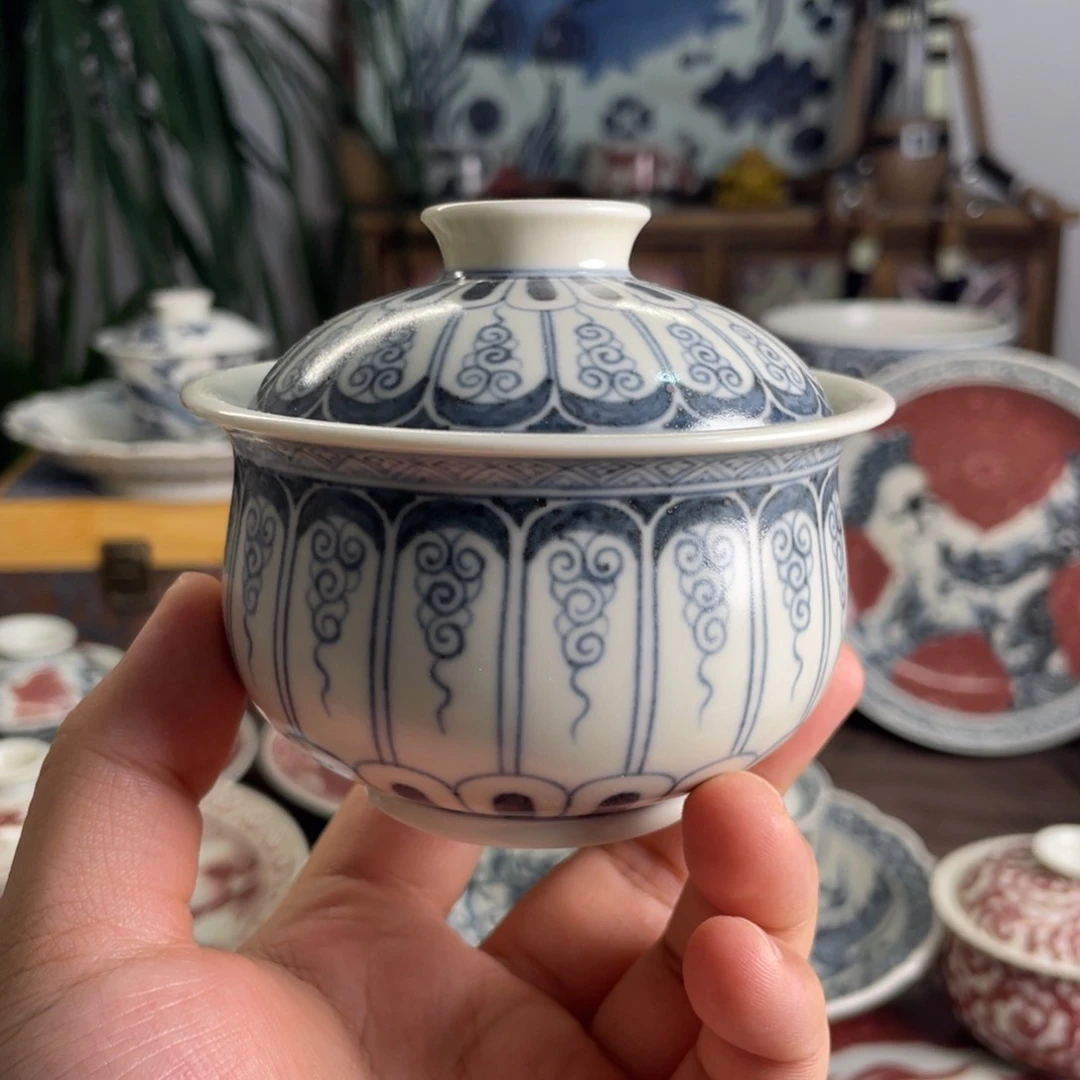 ?*茗元青花宝箱纹盖碗微瑕