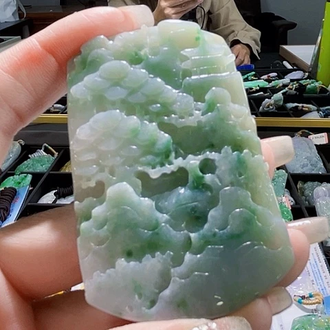 翡翠未镶嵌颈饰一个