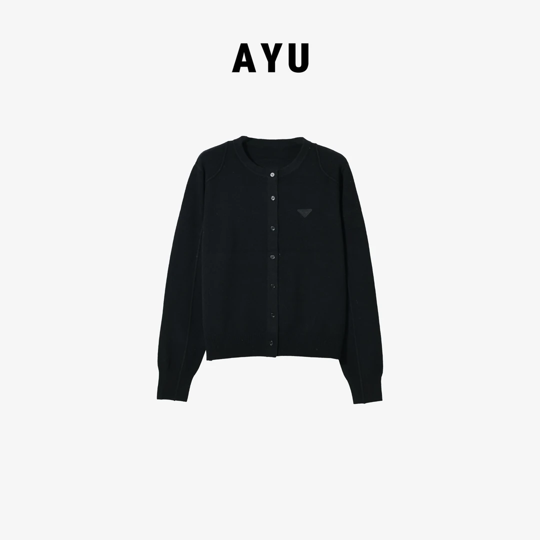 阿玉家&圆领百搭时尚简约款开衫保暖冬季三角标长袖羊毛衫#9893