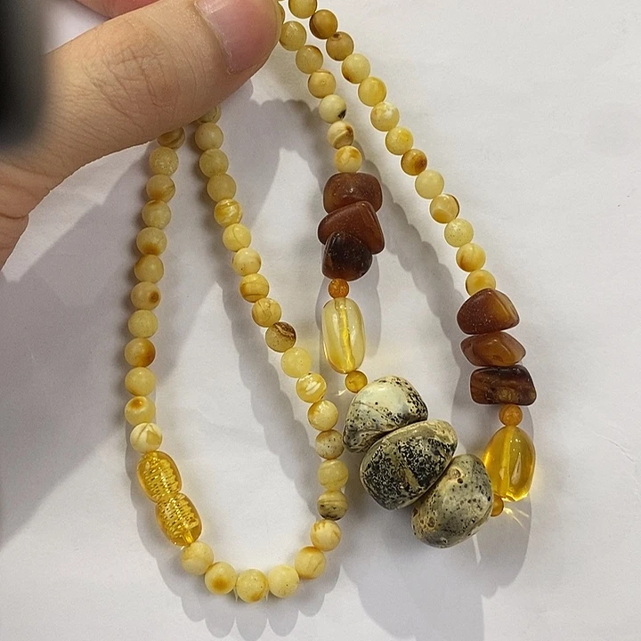 琥珀未镶嵌颈饰多人