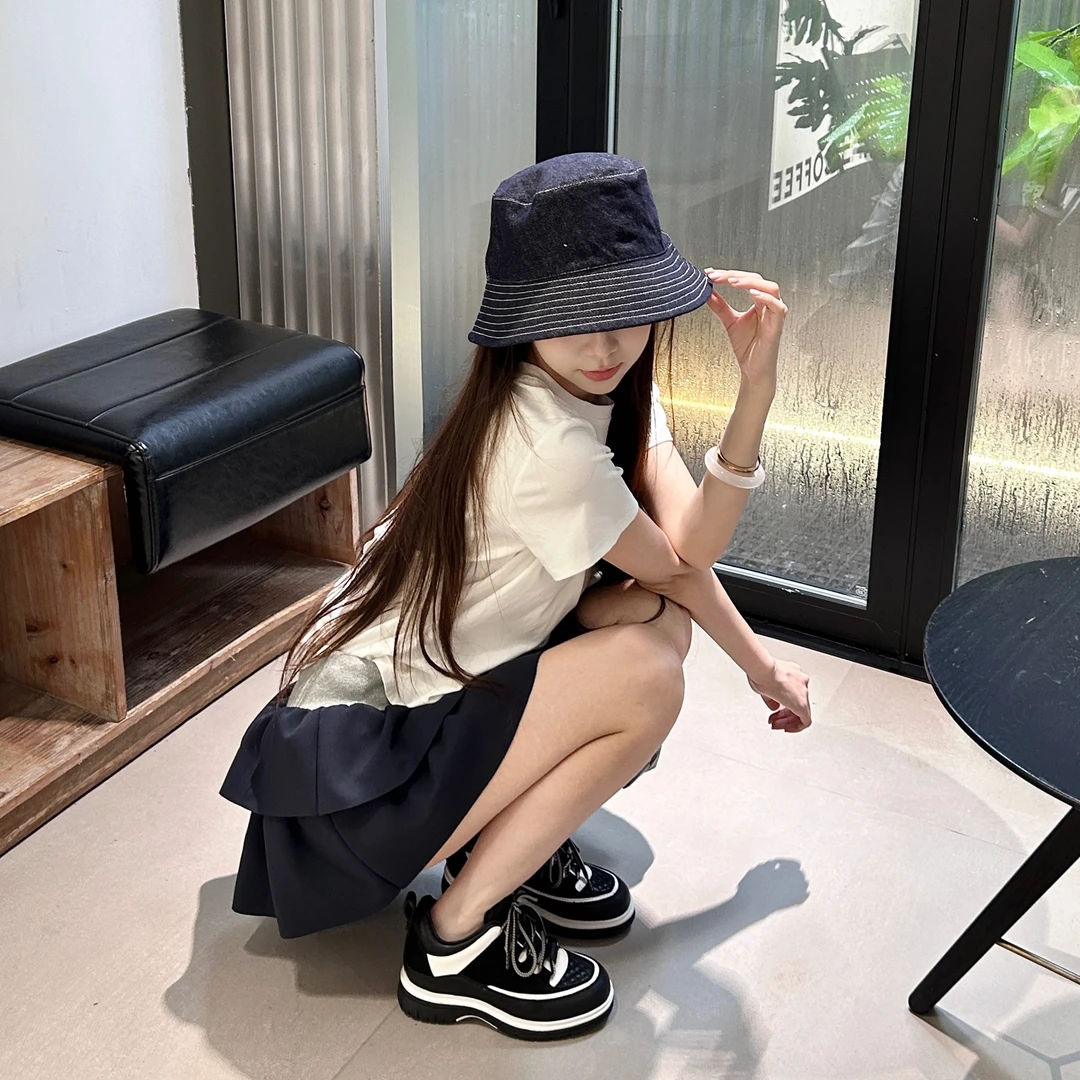 小发喵「云阶星轨·黑白律动｜哑光流动造型 雅痞轻奢通勤板鞋」