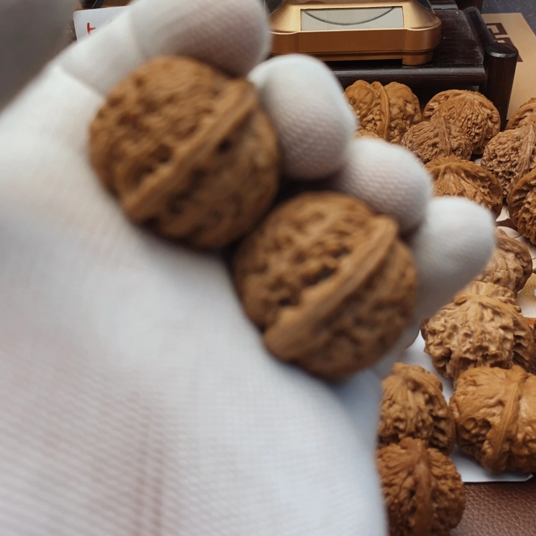 文玩核桃吊坠白狮子