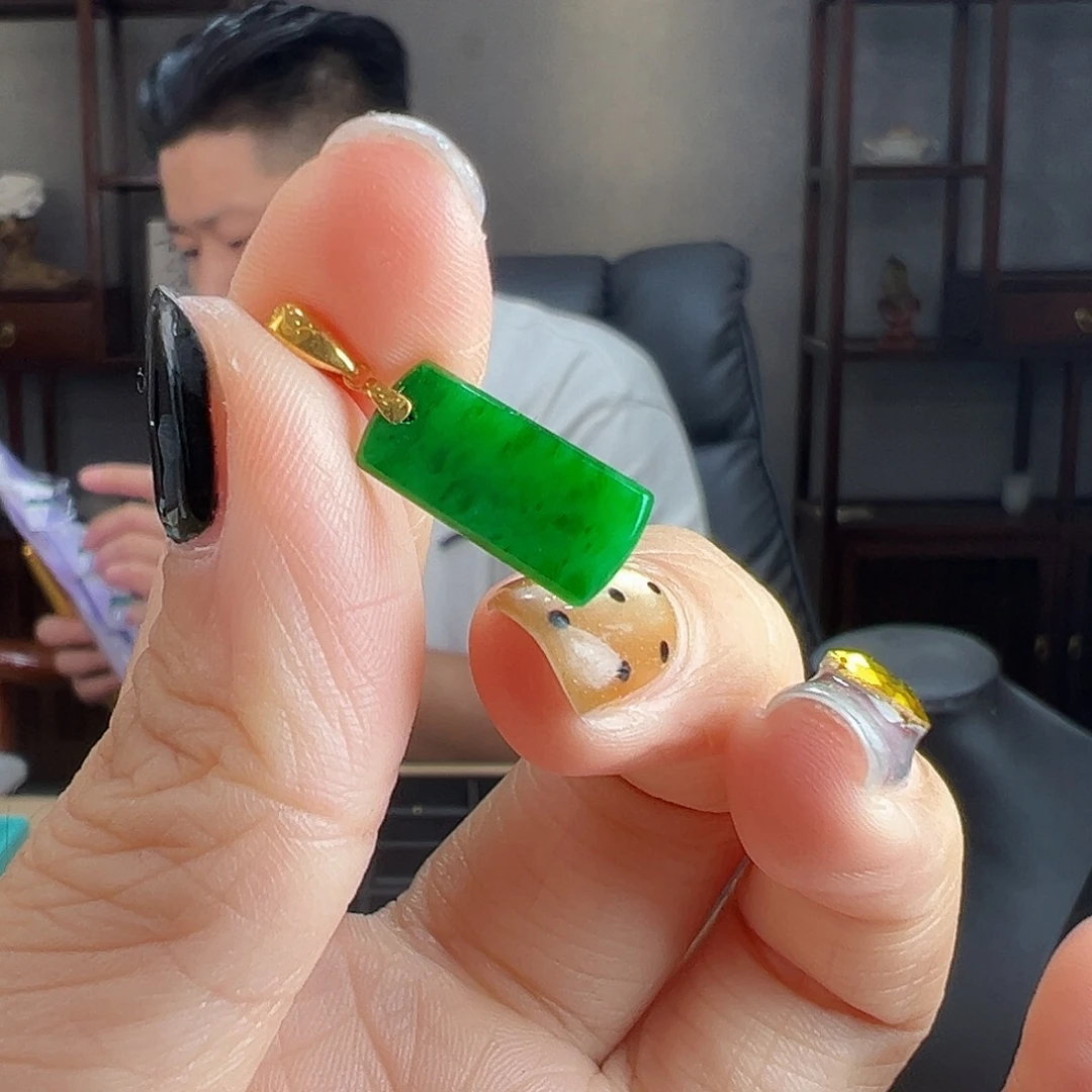 玉***兰翡翠18K金镶嵌颈饰吊坠