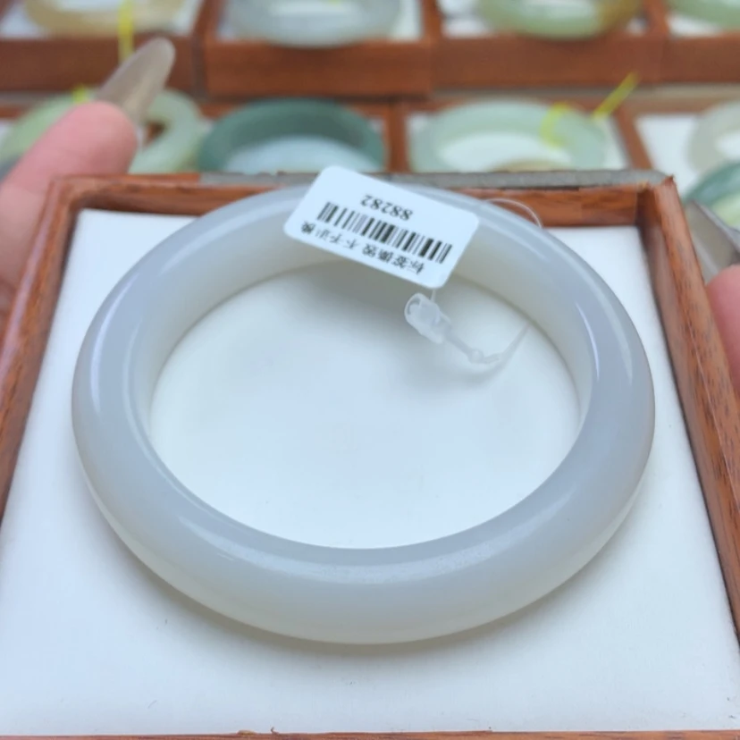 【闪购商品】和田玉手镯未镶嵌57