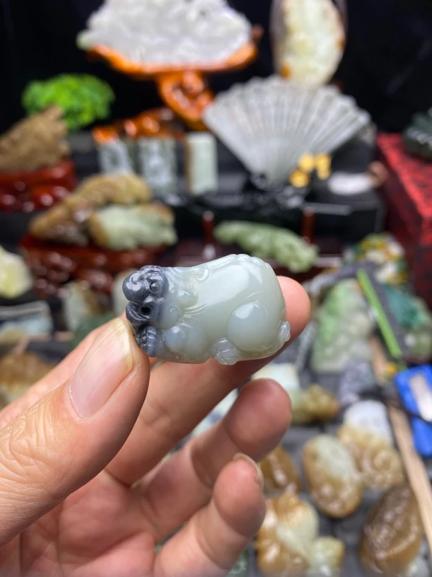 和田玉青花貔貅吊坠挂件