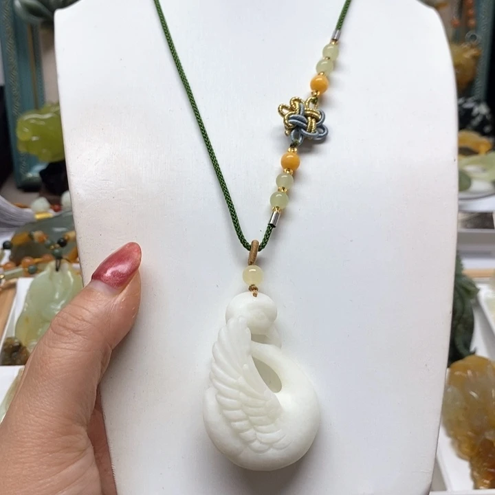 蛇纹石玉颈饰未镶嵌