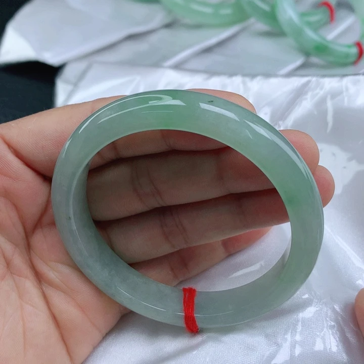 翡翠手镯未镶嵌57飘绿翡翠手镯