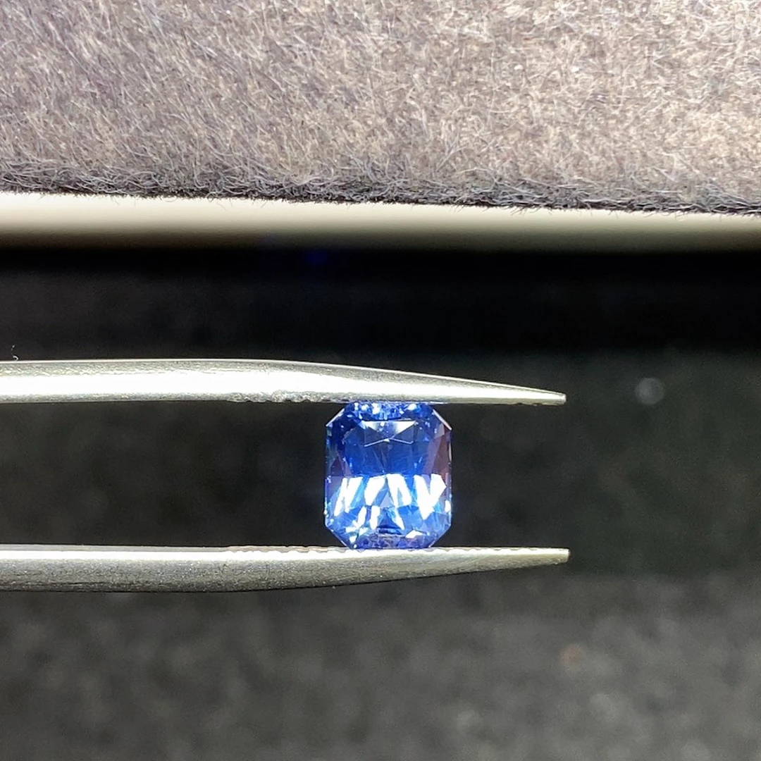 蓝宝石裸石1.68克拉天然全净满火彩明亮矢车菊