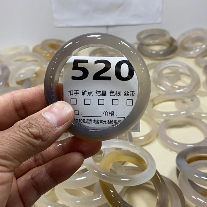 桂****玛瑙/玉髓未镶嵌手镯