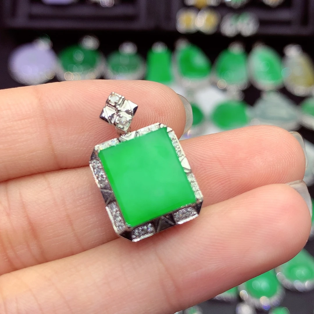 翡翠18K金镶嵌吊坠(赠链)