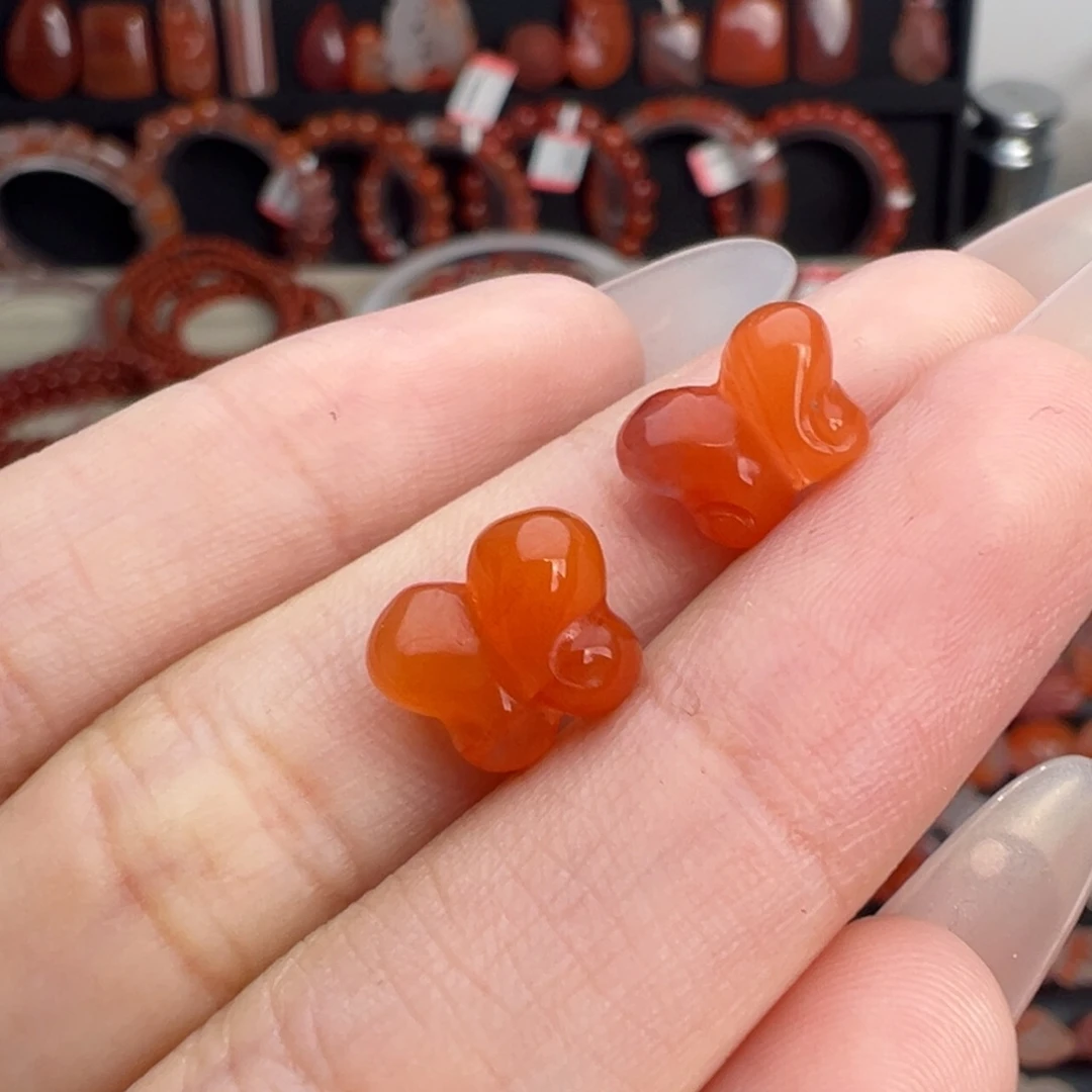 南红玛瑙未镶嵌颈饰蝴蝶一对