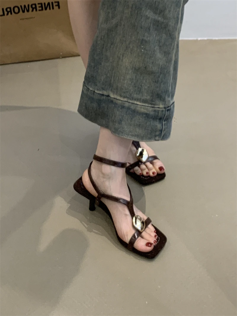 法式小众高跟鞋女2025年夏季新款复古个性金属扣露趾细跟罗马凉鞋