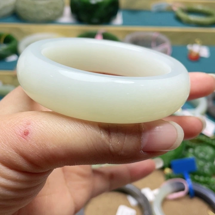 和田玉手镯57圈口。编号12未镶嵌