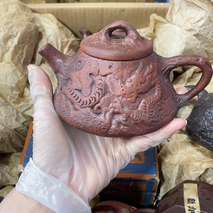 茶壶紫砂原矿泥料，手工制作的一把紫砂壶。