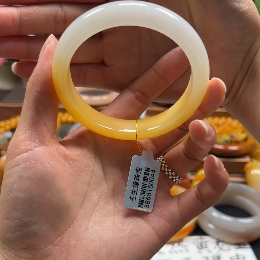 爱****石英质玉（黄龙玉）未镶嵌手镯