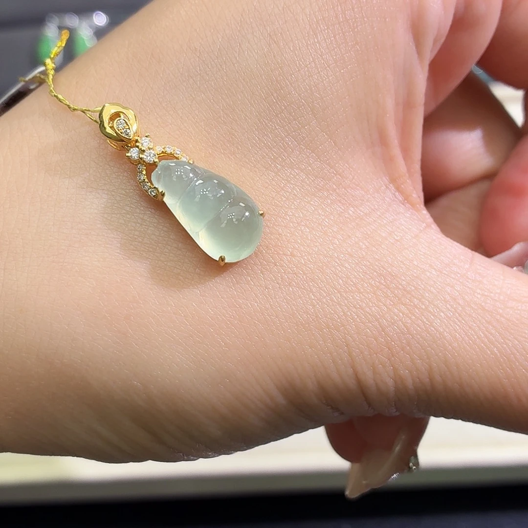 翡翠18K金镶嵌颈饰