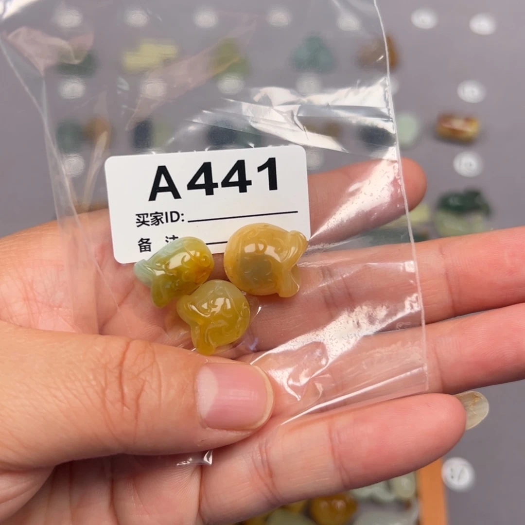 未镶嵌蛇纹石玉颈饰小****张