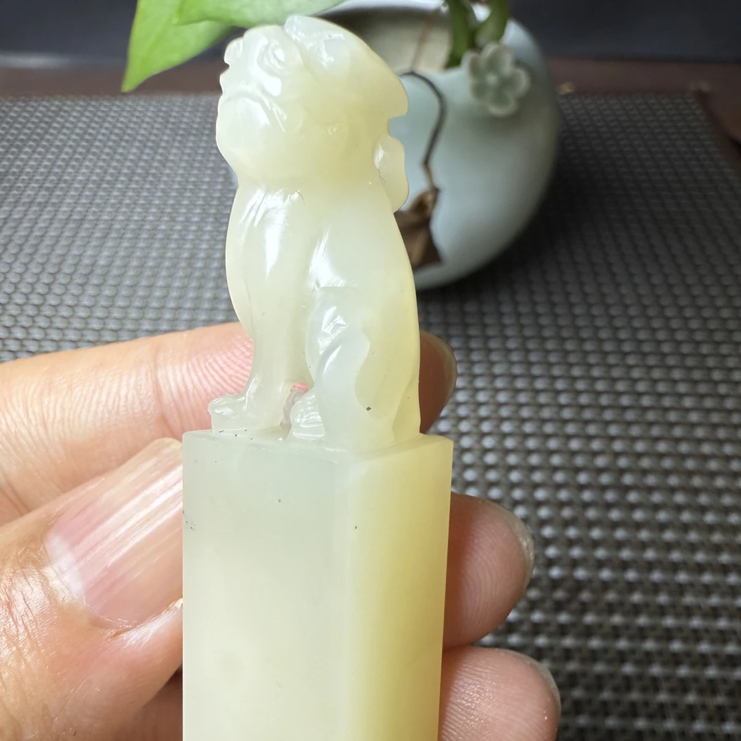 寿山老性芙蓉石古兽钮，质地细腻油润，无裂，尺寸1.3x1.3x6.4，¥199