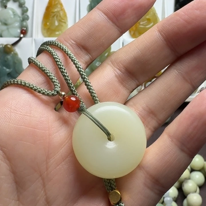 未镶嵌蛇纹石玉吊坠