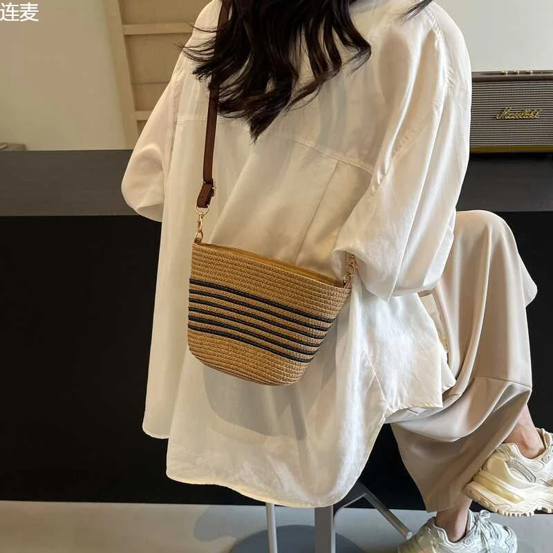 2025年新款草编小水桶包手机包海边度假沙滩包时尚百搭休闲编织包