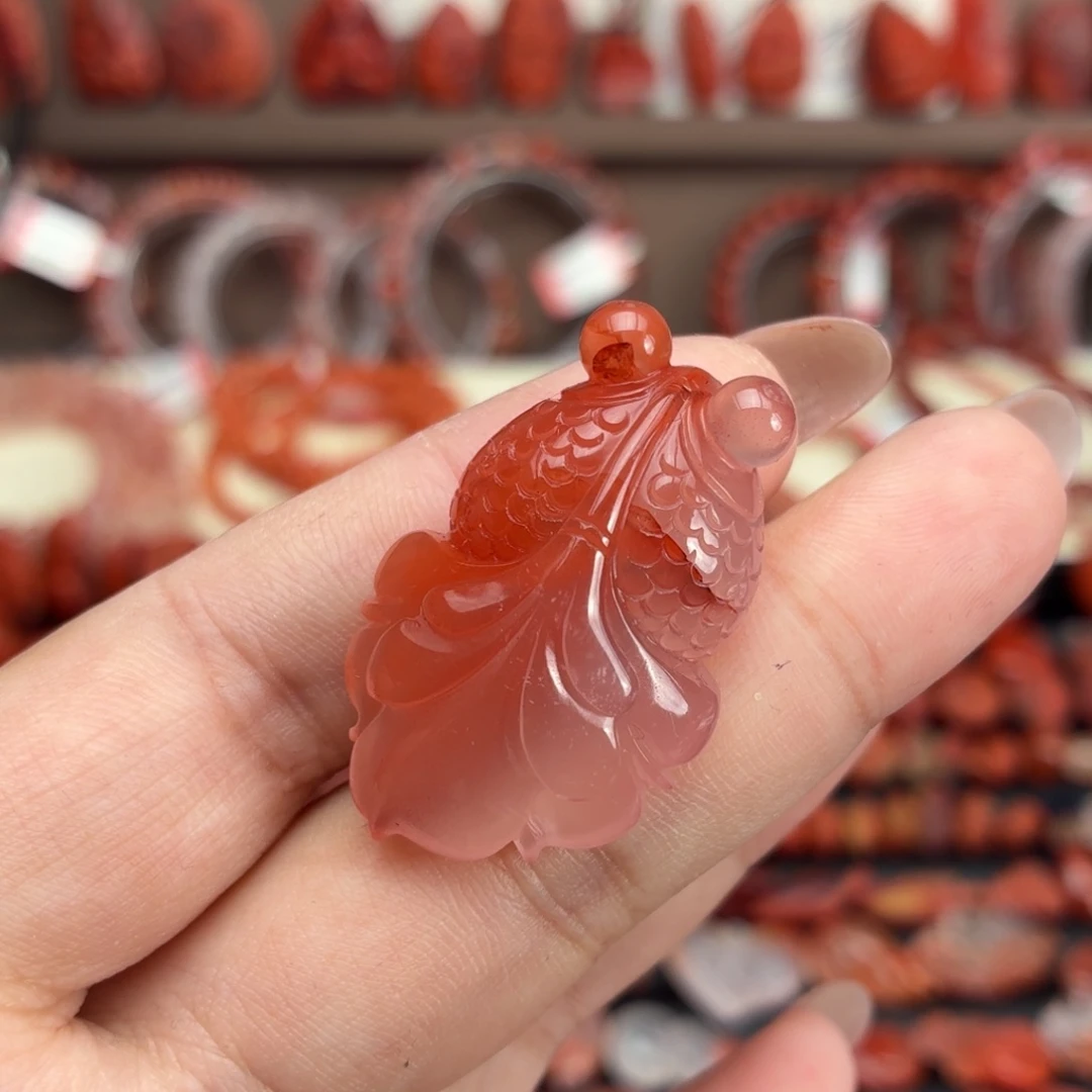 南红玛瑙未镶嵌颈饰金鱼