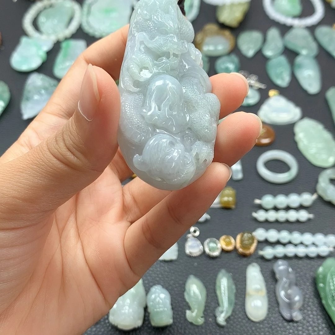 翡翠未镶嵌颈饰龙牌
