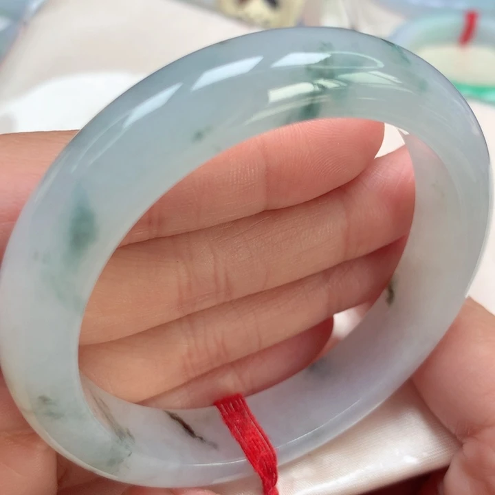 翡翠手镯未镶嵌冰飘花