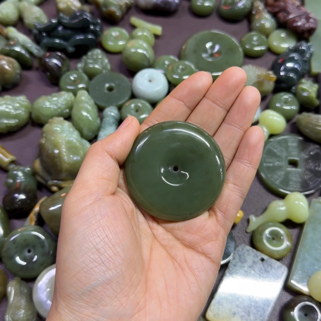 轻***月岫岩河磨玉（透闪石质玉）未镶嵌挂件