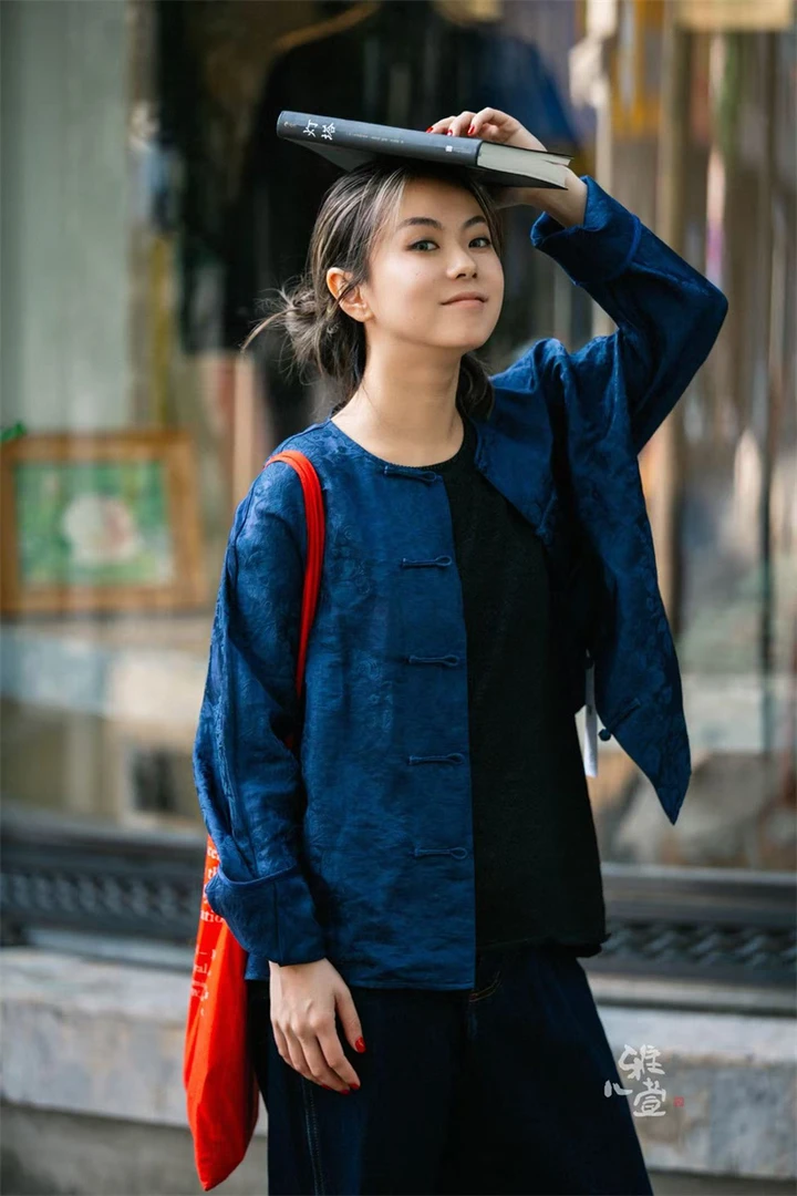 雅儿萱 2025 蓝色一字扣外套 B