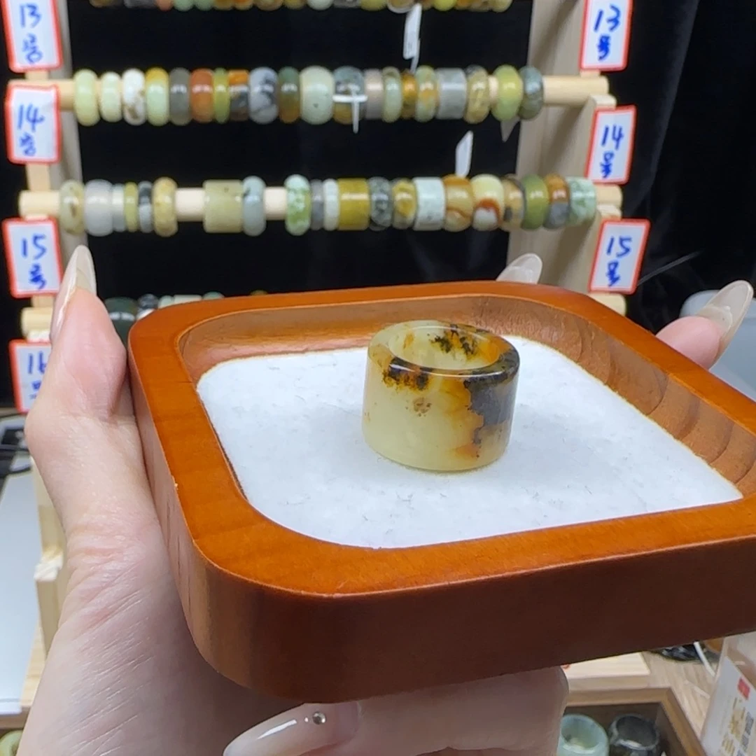 蛇纹石玉岫玉内径17.6未镶嵌莲**尼