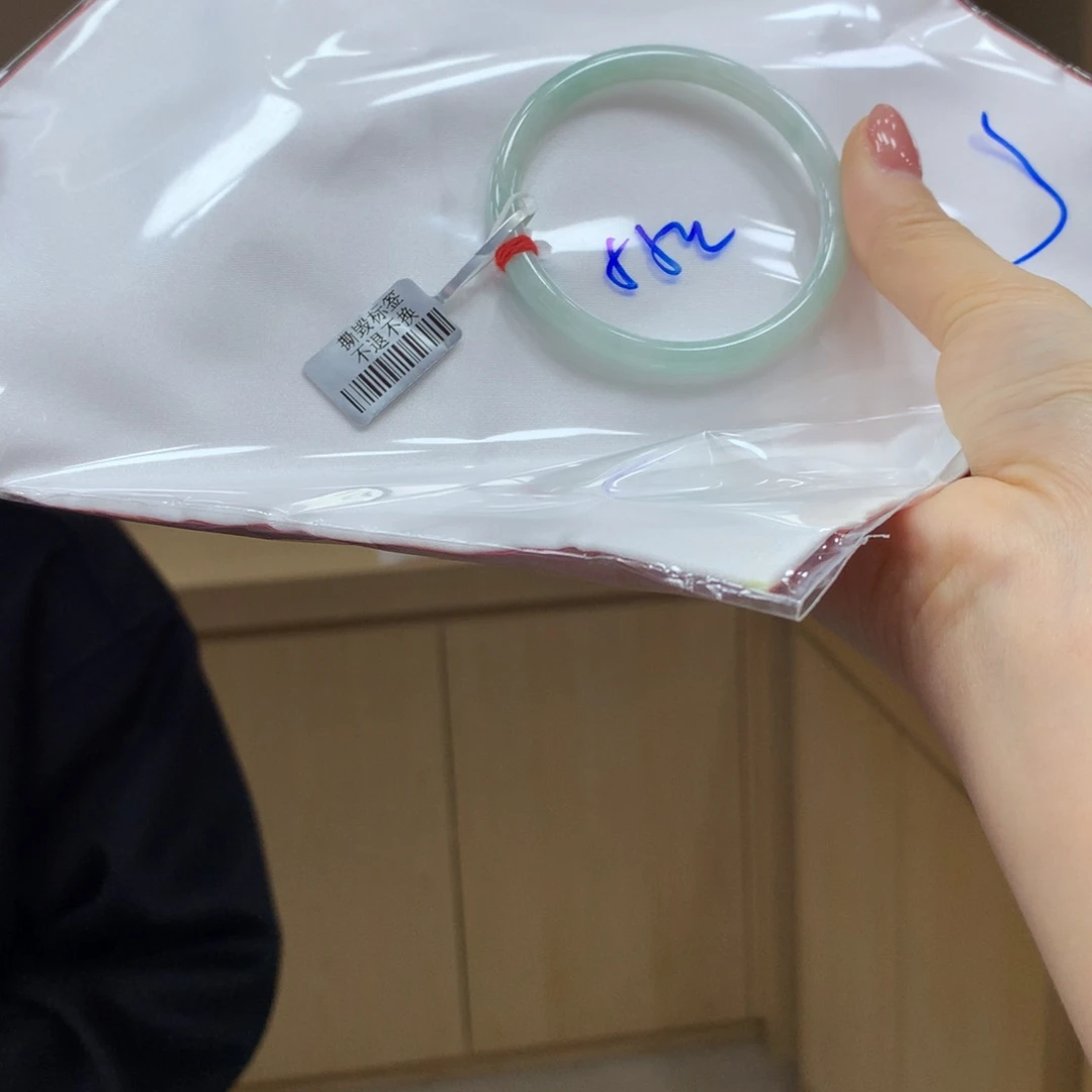 翡翠手镯未镶嵌不退不换