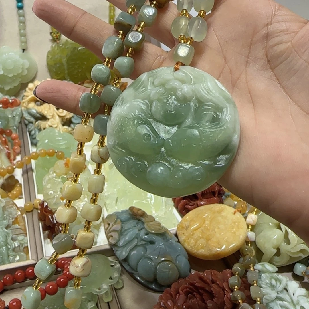 未镶嵌蛇纹石玉吊坠