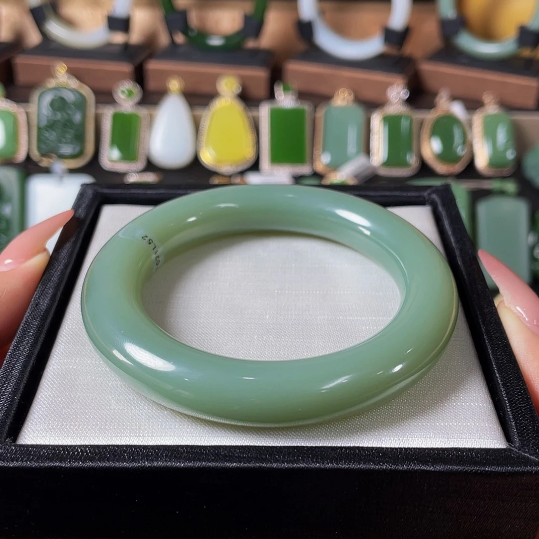 未镶嵌手镯和田玉·粉青手镯