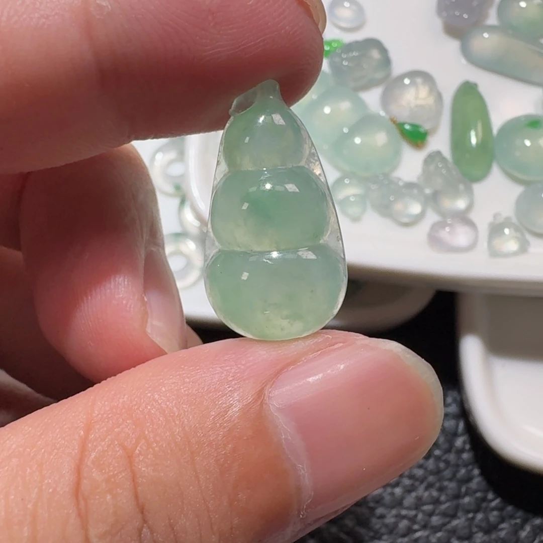 翡翠未镶嵌颈饰福豆