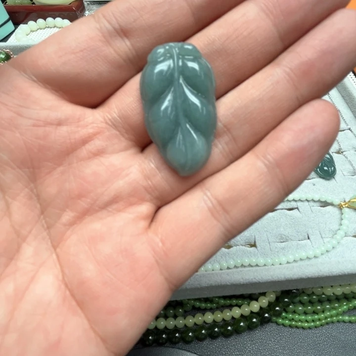 翡翠吊坠(不含链)未镶嵌雨***?