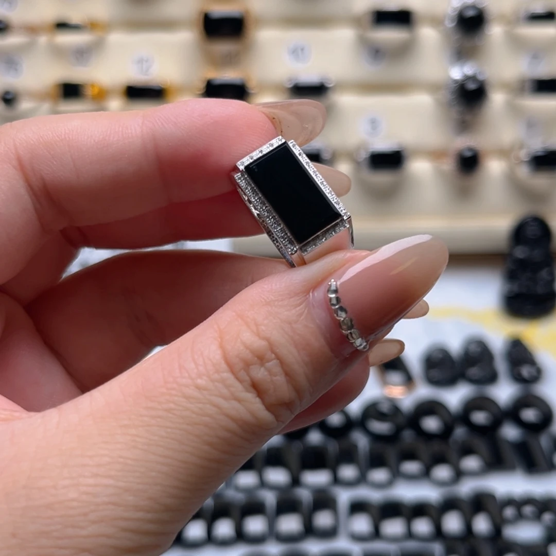 翡翠戒指18K金镶嵌缅甸翡翠