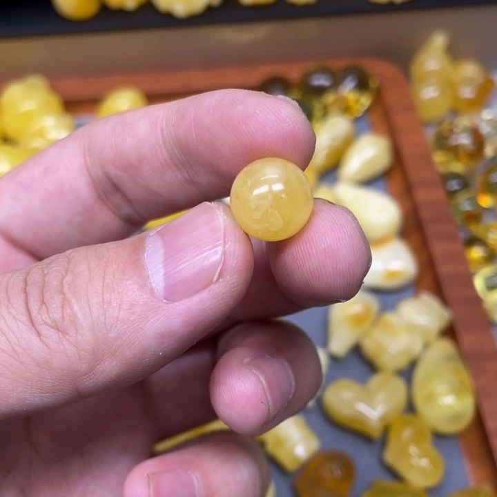 愈****琥珀未镶嵌珠宝奇石